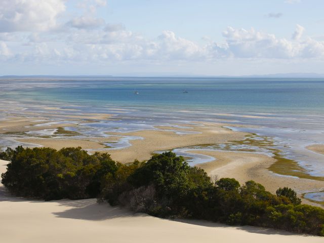 View of the coastline and ocean from Big Sandhills on the Southern Island discovery drive.