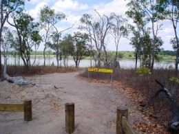 Walking track to viewing area at Rarda-Ndolphin (Low Lake). 