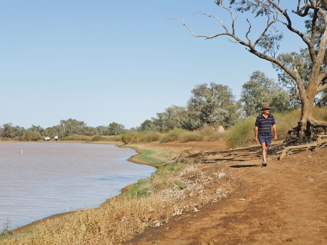 Take a morning stroll along the banks of Mundewerra Waterhole.