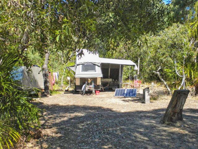 Wreck Rock camping area is great for tents or high-clearance camper trailers.