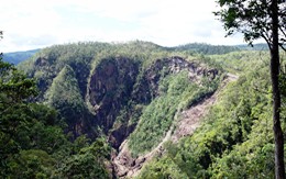 The gorge has formed along a fault line. 