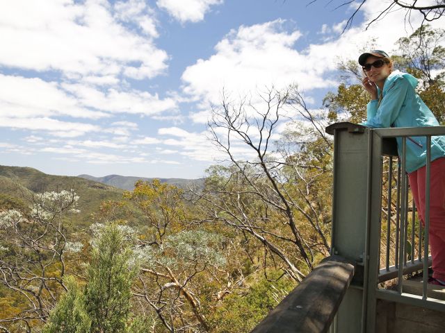 From Red Rock Gorge lookout, spectacular views of the rugged ranges can be enjoyed.
