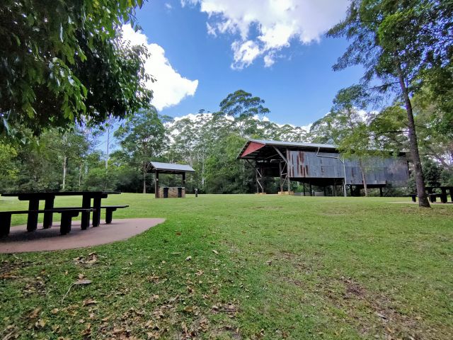 Photo of the area where you can enjoy a picnic or barbecue before embarking on a walk.