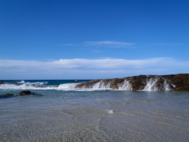 On the incoming tide, enjoy the sensation of the Champagne Pools as the water cascades over the rocks, creating a natural spa.