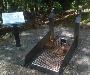 Image of the pathogen control stations when entering and leaving the tracks where you should clean your boots at.