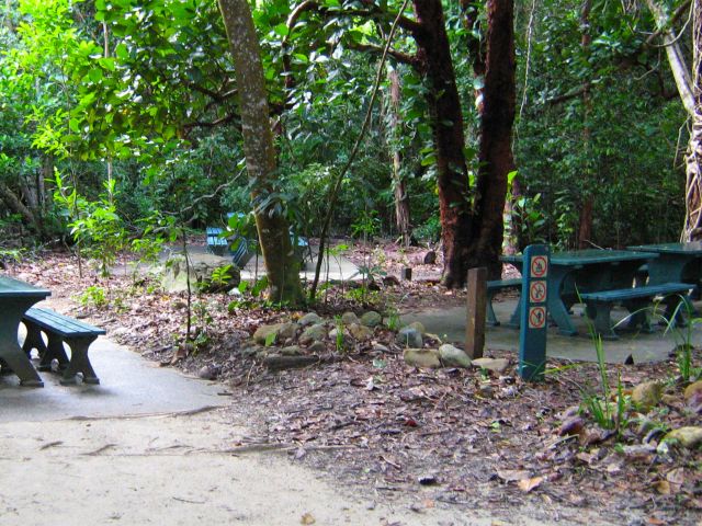 There are toilets and picnic tables at Kulki day-use area.