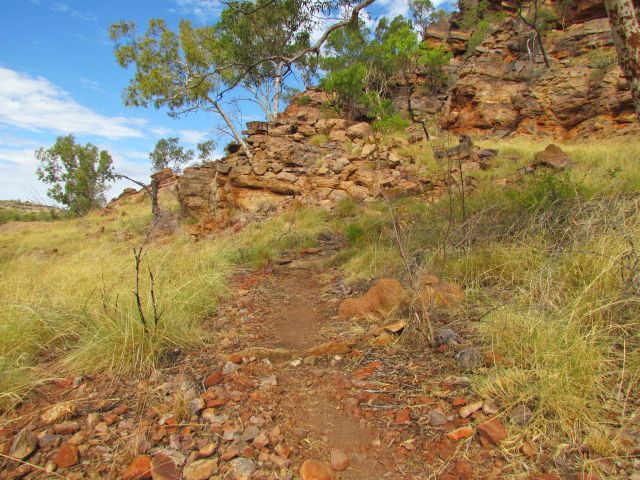 Photo of the steep ridge to Duwadarri viewpoint.