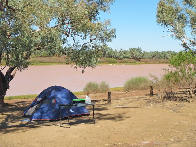 Hunters Gorge camping area is on the banks of Mundawerra Waterhole.