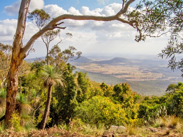 Follow the Paradise to Westcott track along the western cliff line for western views over the plains.