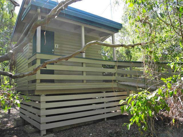 You'll find toilets and a cold shower at Wreck Rock camping area.
