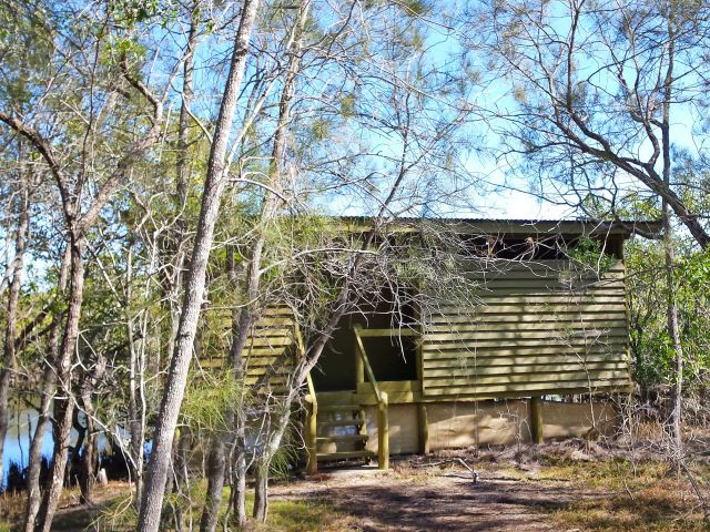 It is best to visit the bird hide in the cooler parts of the day when birdlife is most abundant and active.