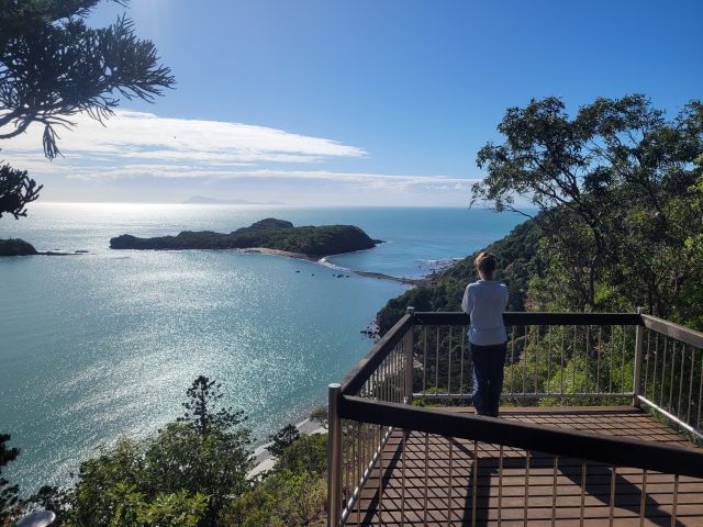 Photo showing stunning coastal views from Twin Beach lookout.