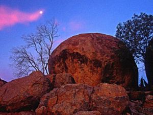 Located at the southern end of the Hoods Range, The 'Granites' have been dated between 230 and 310 million years old.
